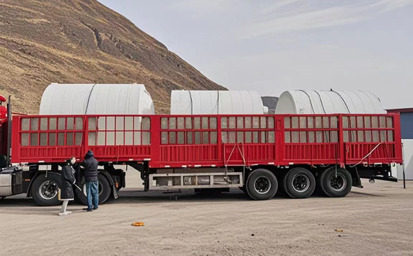 永登塑料桶装车完毕准备运输中